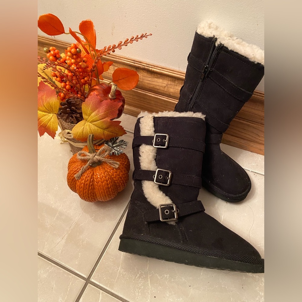 Girls Cute, Fuzzy Fall Suede Boots with Buckles and Zipper Size 13